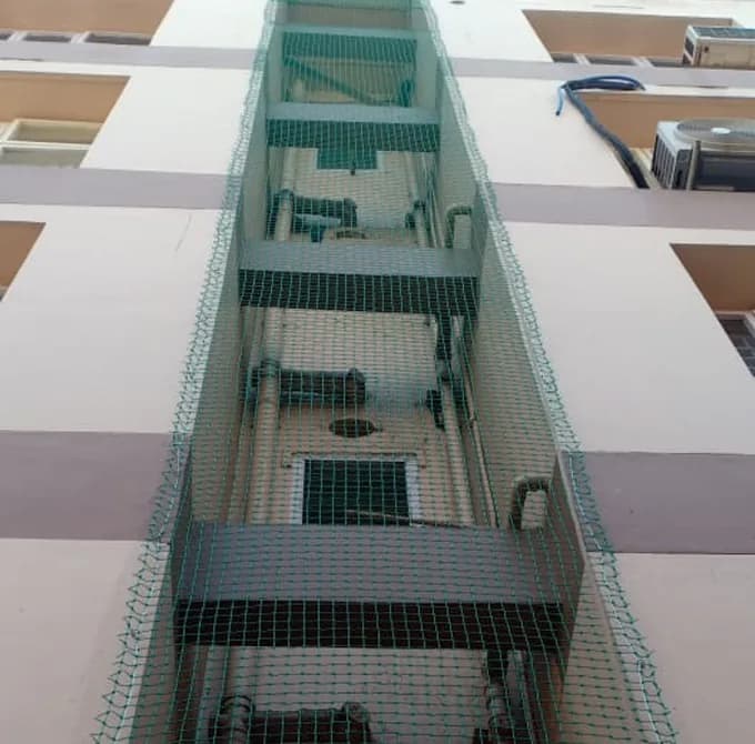 Safety net covering an apartment duct area